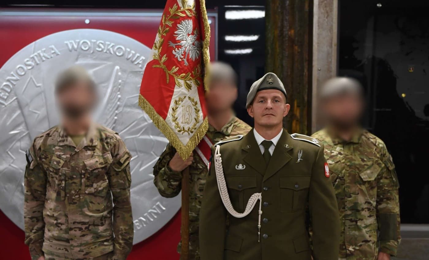 Zbigniew Radecki w mundurze galowym podczas uroczystości wojskowej